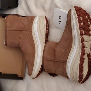 UGG CLASSIC WINTER WEATHER BOOTS US 7/UK 6/EU 60 TAN
